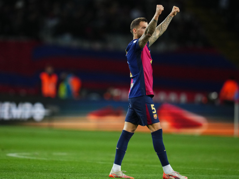 Íñigo Martínez del FC Barcelona celebra tras marcar el 3-2 durante el partido de Copa del Rey, Semifinales, ida, entre el FC Barcelona y el Atlético de Madrid disputado en el Estadio Lluis Companys el 25 de febrero de 2025 en Barcelona, ​​España.