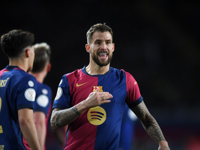 Íñigo Martínez (5) del FC Barcelona celebra el tercer gol de su equipo durante el partido entre el FC Barcelona y el Atlético de Madrid correspondiente a la semifinal de la Copa del Rey en el Estadio Olímpico Lluis Companys de Montjuic en Barcelona, ​​España.