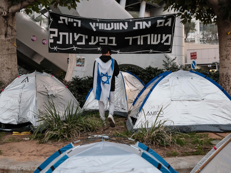 Familiares y simpatizantes de los 59 rehenes israelíes restantes retenidos en Gaza protestan en la Puerta de Begin del Cuartel General Nacional de las Fuerzas de Defensa de Israel (HaKirya) para un acuerdo inmediato sobre los rehenes 522 días después de su cautiverio y el fin de la guerra.