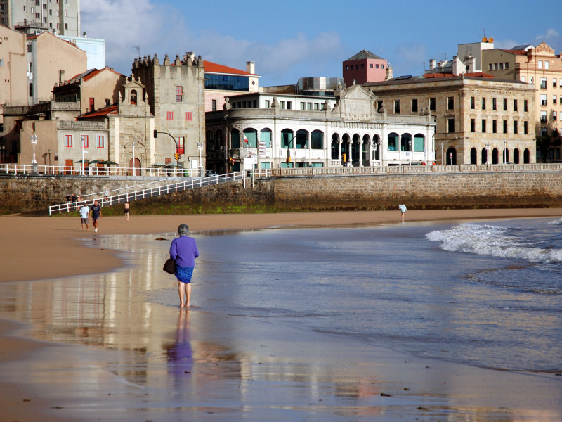 Vista del paseo marítimo y la playa de Gijón