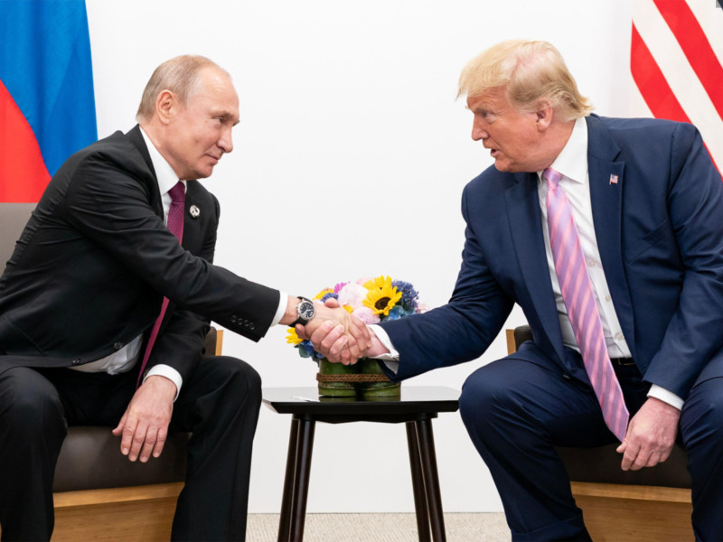 Vladimir Putin, presidente ruso, a la izquierda, con el presidente estadounidense Donald Trump durante la reunión del G20 en Japón, el 28 de junio de 2019.