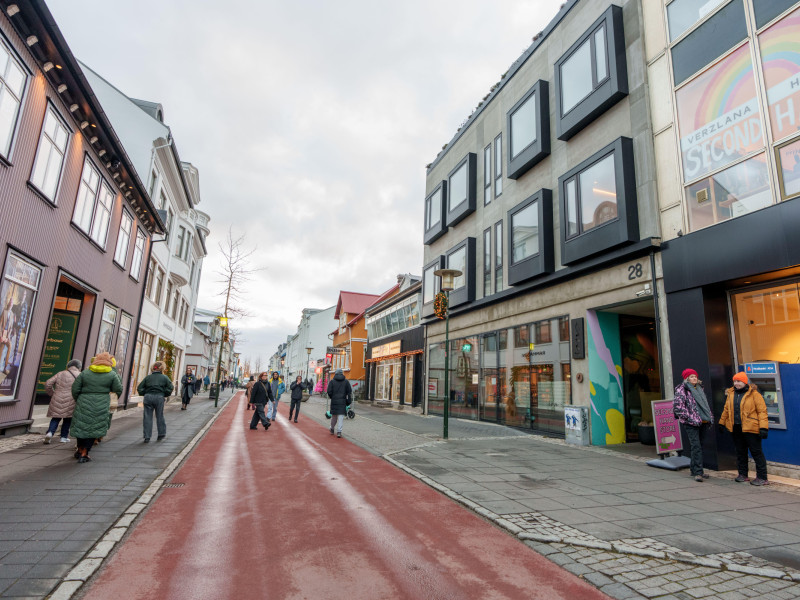 La calle Laugavegur es un popular destino turístico repleto de tiendas y restaurantes.