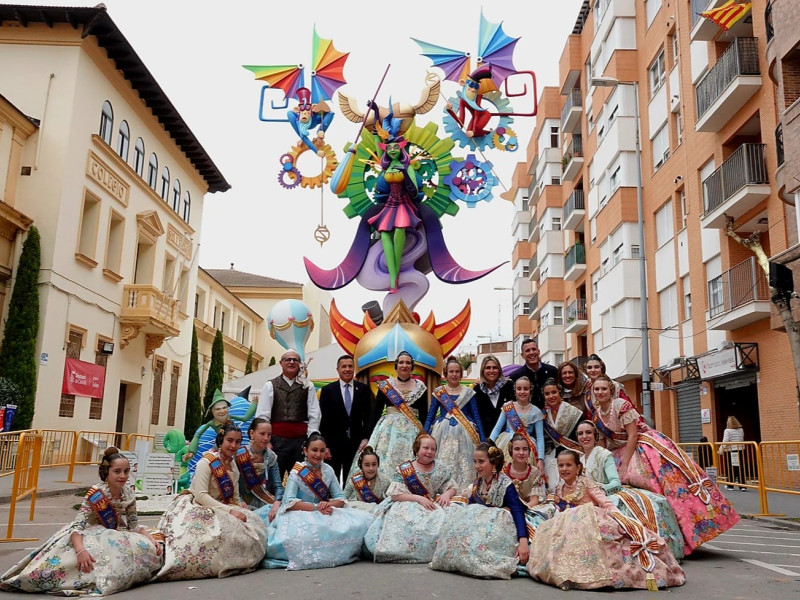 La corte de honor de las Fallas en Burriana visitan los monumentos