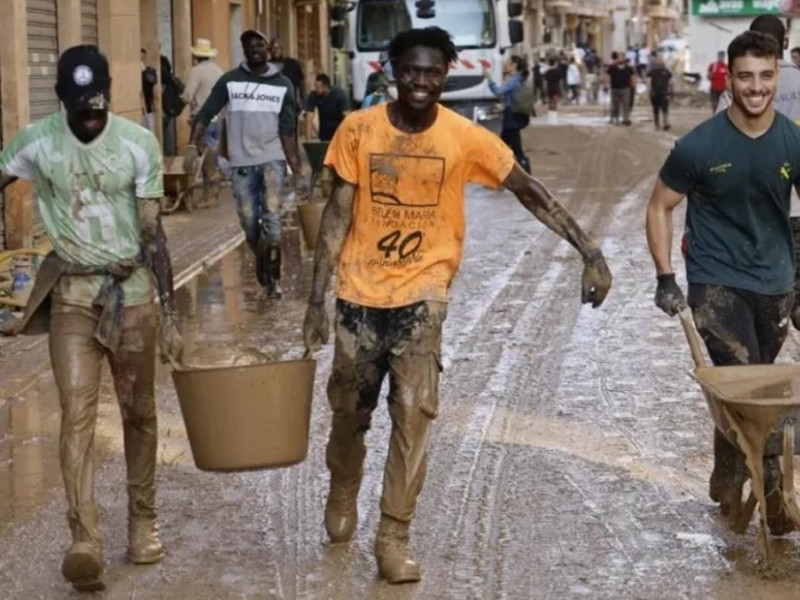 Inmigrantes ayudando en la Dana