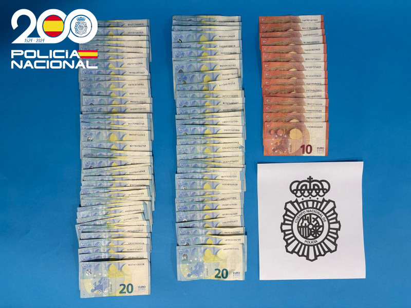 Un anciano tira 1.810 euros por la ventana y la Policía se ve obligada a intervenir