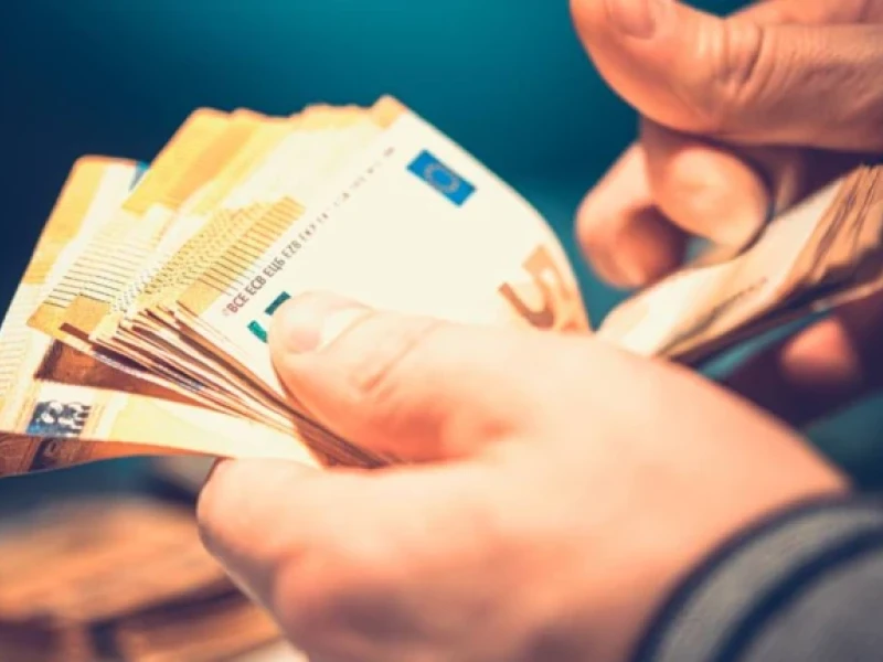Un anciano tira 1.810 euros por la ventana y esta es la respuesta de la Policía Nacional