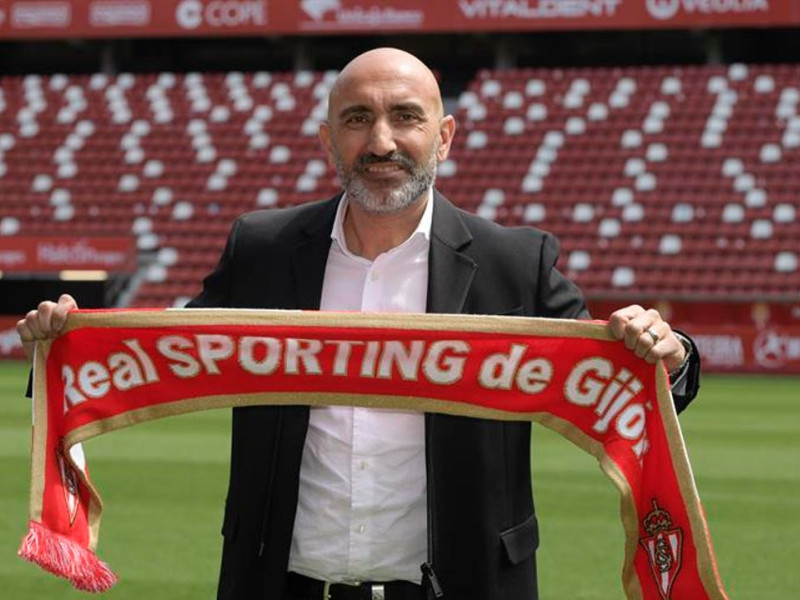 Pitu Abelardo en su presentación como entrenador del Sporting.