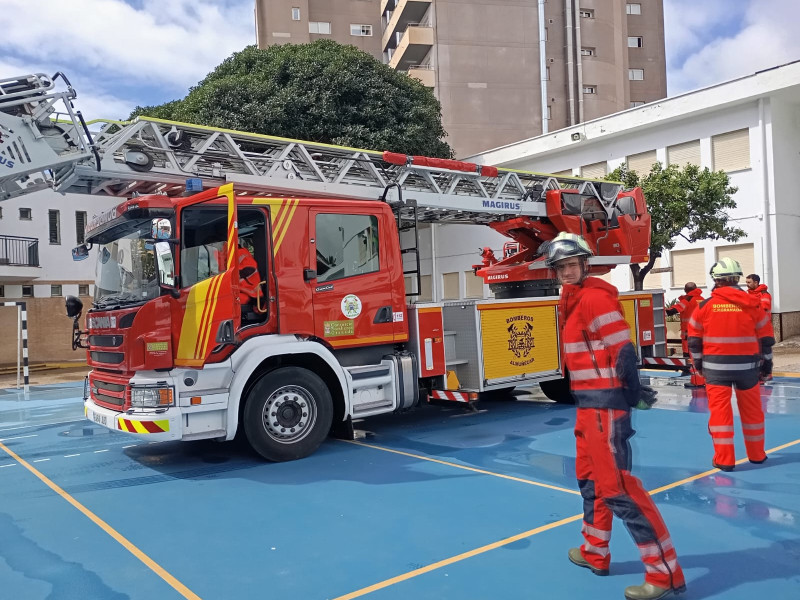 Intervención en una cornisa en el colegio Río Verde