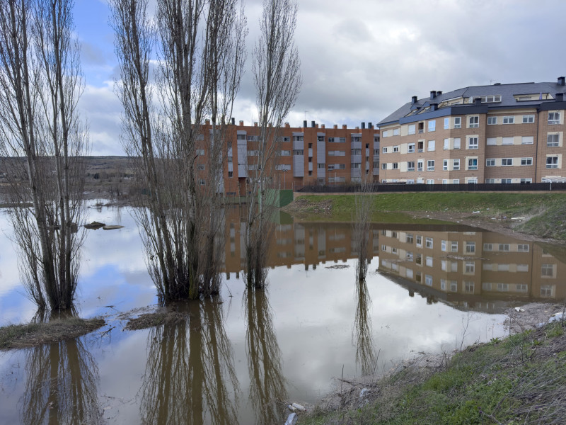 Río Chico (afluente del Adaja), desbordado a su paso por la capital abulense