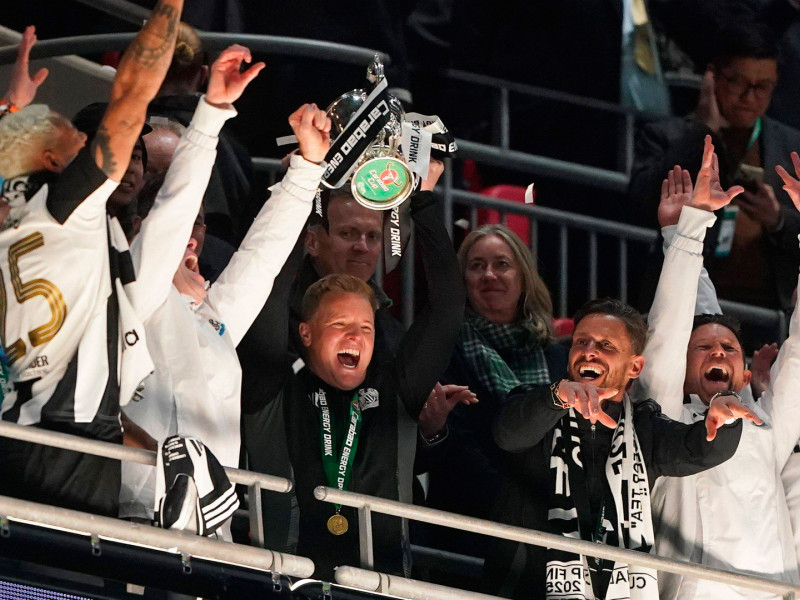 El Newcastle celebra la conquista de la Copa de la Liga en Inglaterra tras derrotar al Liverpool