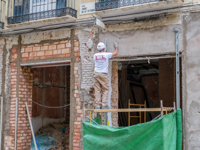 Obrero renovando local comercial en el centro histórico de Málaga