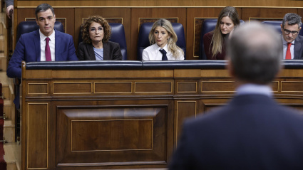 El presidente del Gobierno, Pedro Sánchez (i), escucha la intervención del líder del PP, Alberto Núñez - Feijóo, en la sesión de control al Ejecutivo