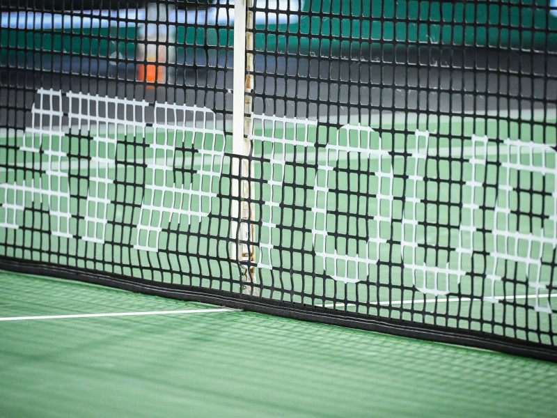 Logo de la ATP en un torneo de tenis del circuito profesional.