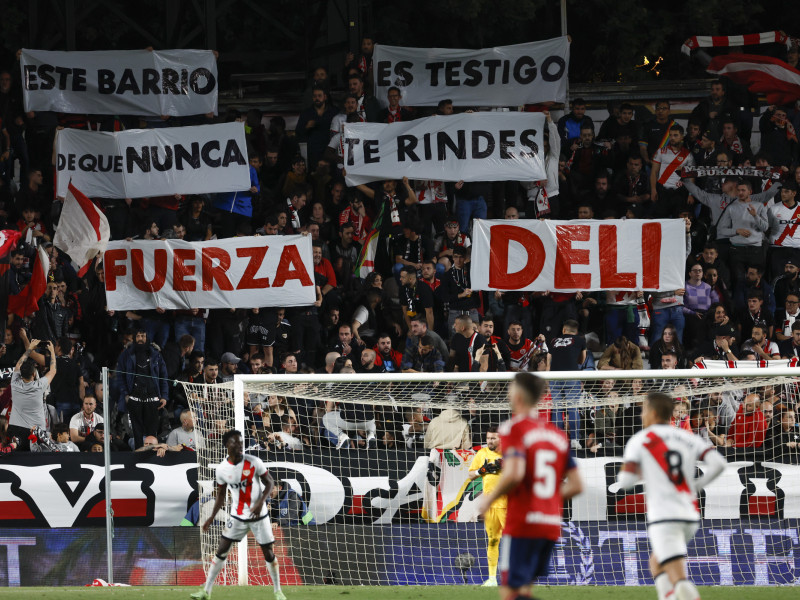 Pancartas en apoyo a Andrija Delibasic, tras su intervención de un tumor cerebral en 2023.