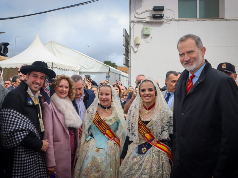 El Rey junto a las falleras y la alcaldesa de Torrent