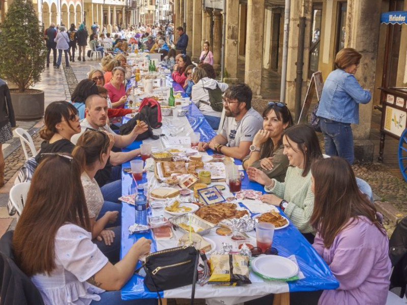 Una mesa de la Comida en la Calle de Avilés