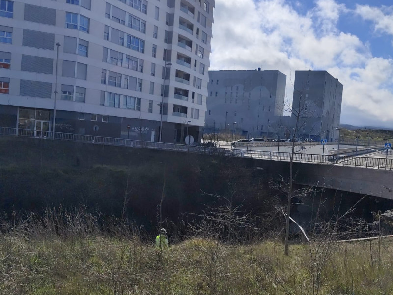 Puente gravemente afectado por las llamas en Salburua que no se descarta derribar