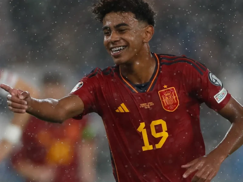 Lamine Yamal celebrando un gol con la selección española