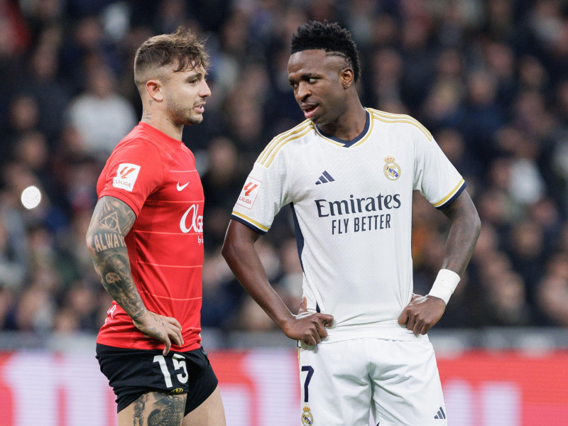 Vinicius Junior (d) del Real Madrid y Pablo Maffeo (i) del Mallorca, vistos durante el partido de LALIGA EA SPORTS entre el Real Madrid y el Mallorca en el Estadio Santiago Bernabéu. Resultado final: Real Madrid 1:0 Mallorca.