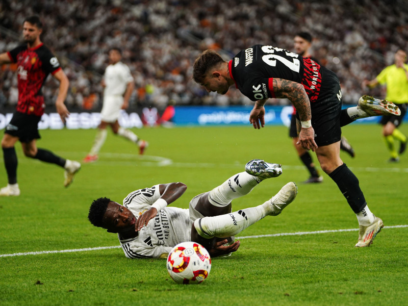 Vinicius Junior (izq.) del Real Madrid y Pablo Maffeo (der.) del RCD Mallorca en acción durante la semifinal de la Supercopa de España entre el Real Madrid y el RCD Mallorca en la Ciudad Deportiva Rey Abdullah. Resultado final: Real Madrid 3-0 RCD Mallorca.