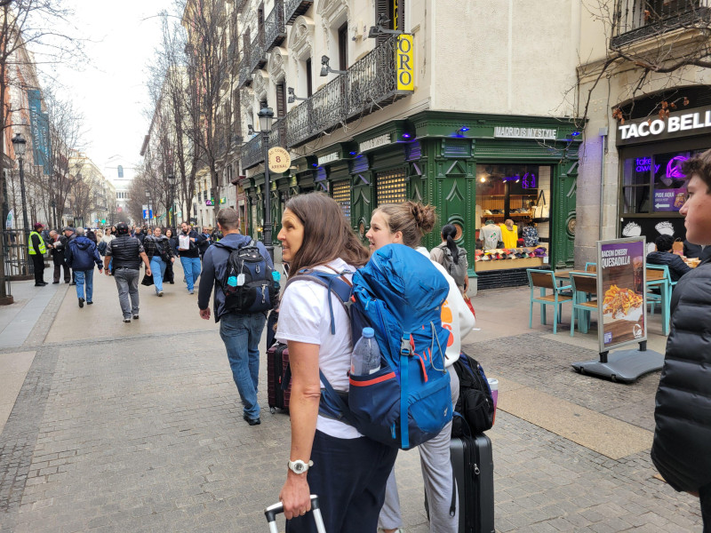 Turistas paseando por Madrid en España