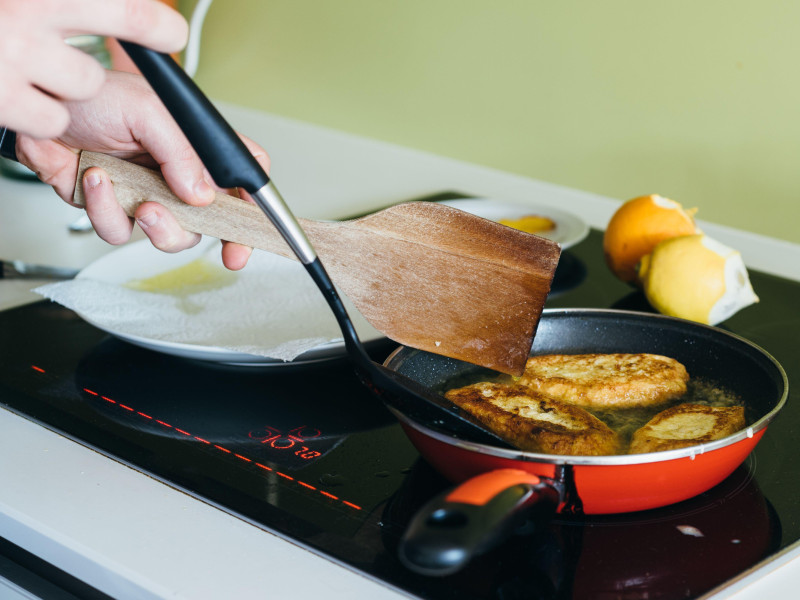 Cocinar torrijas, un dulce típico español que consiste en tostadas fritas de pan de molde remojadas en huevos y leche.