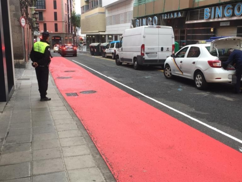 La señal "Besa y Baja" en una calle de Las Palmas de Gran Canaria