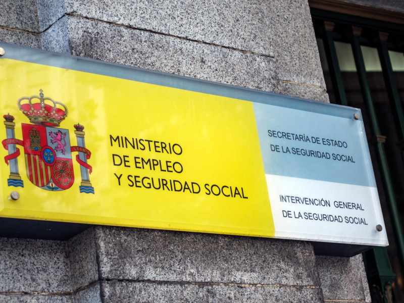 Placa en la fachada de un edificio de la Seguridad Social