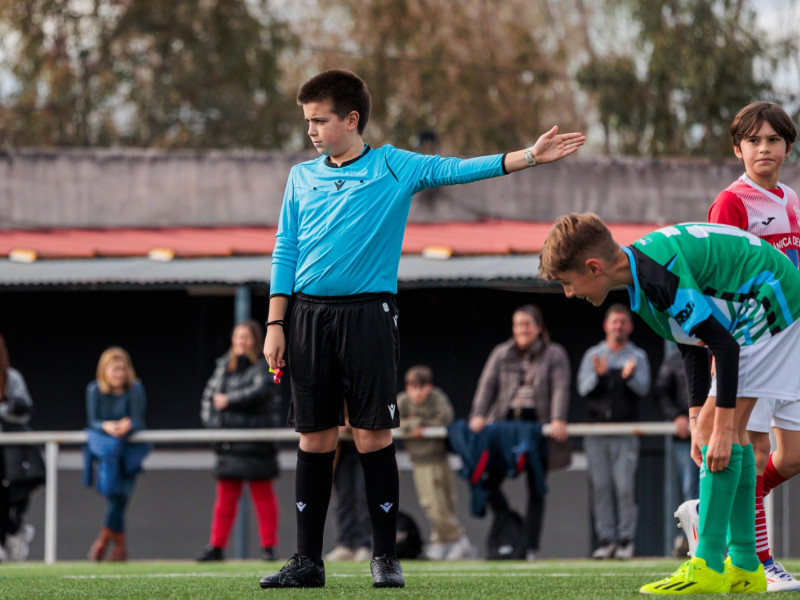 Mario Ramajo arbitrando un partido en Moraleja