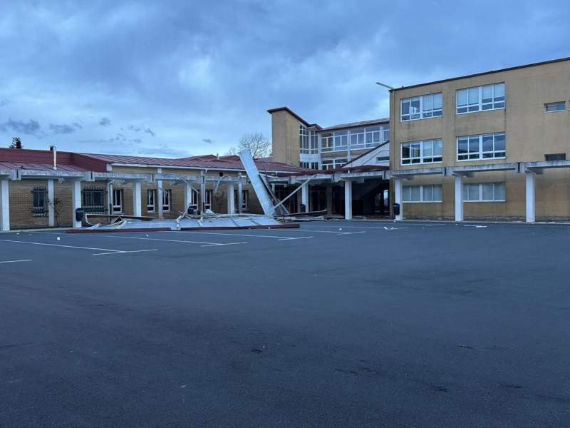 Tejado desprendido en un colegio de Cerceda