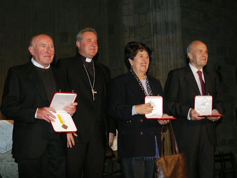 I Mención Carmelo Etxenagusia. Gurutzi Arregi (QEPD) junto al obispo y los galardonados: Benito Ansola y Félix García Olano