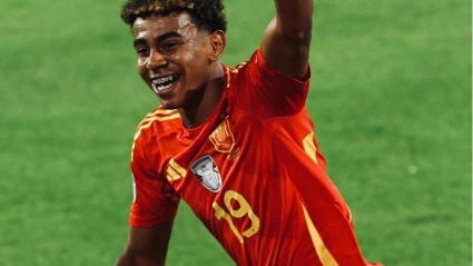 Lamine Yamal celebra un gol con la selección absoluta española
