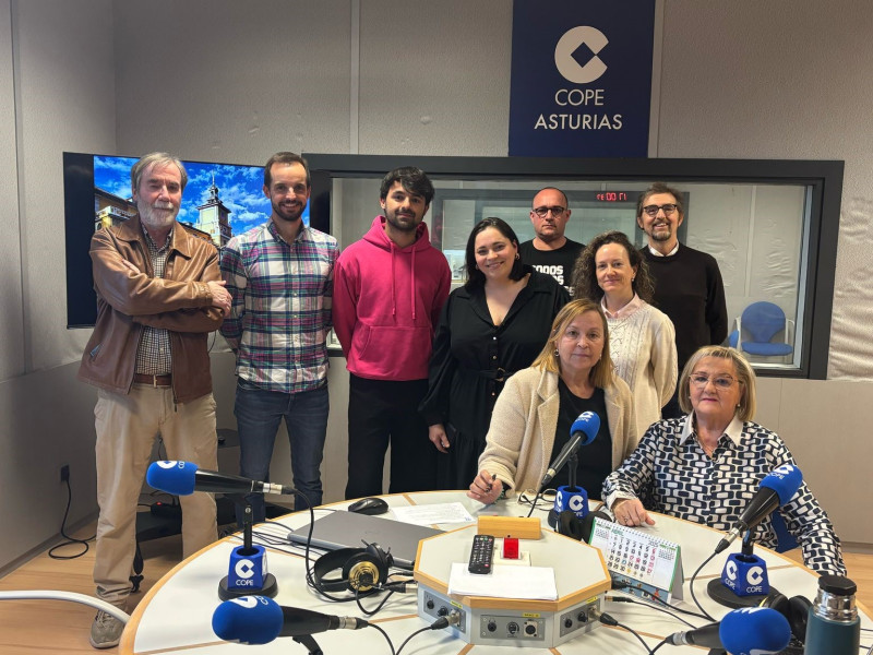 Charo Suárez, concejala delegada de Centros Sociales de Oviedo, en COPE con alumnos del taller de radio