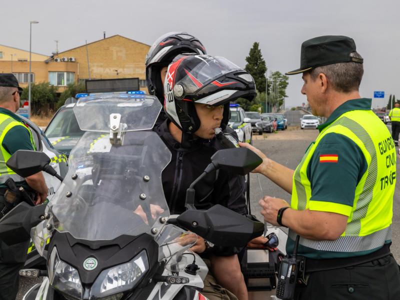 Un agente de la Guardia Civil realiza un control de alcoholemia a un motociclista