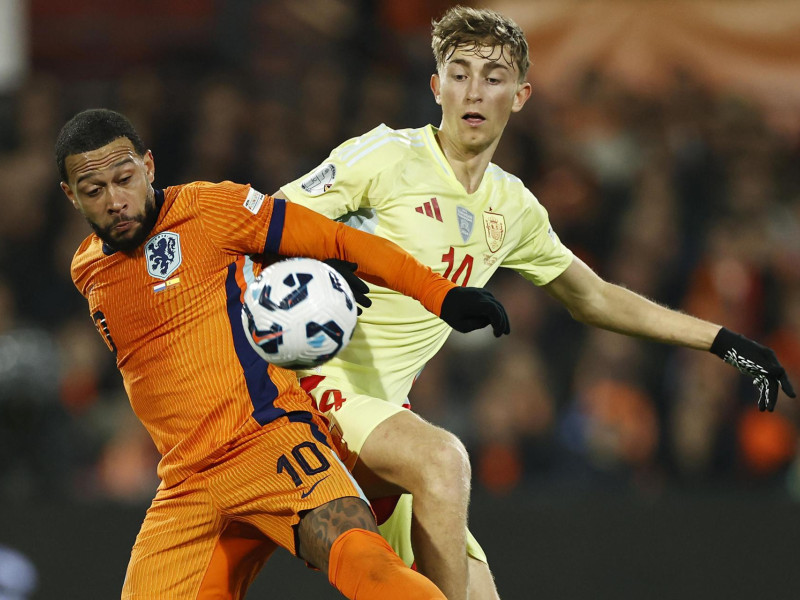 Memphis Depay de los Países Bajos (izq.) en acción contra Dean Huijsen de España durante el partido de cuartos de final de la Liga de Naciones de la UEFA entre los Países Bajos y España, en Róterdam, Países Bajos, el 20 de marzo de 2025.