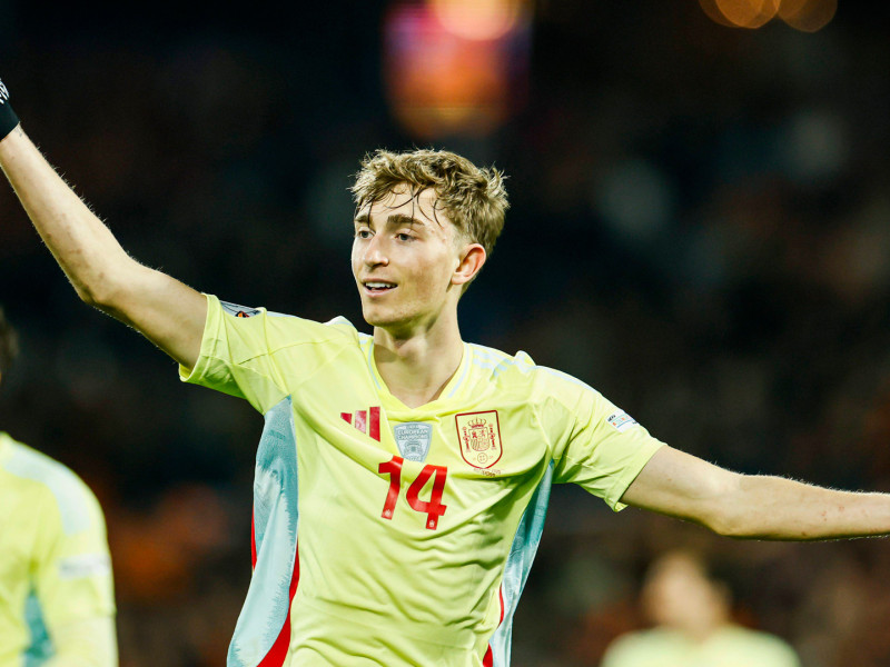 Dean Huijsen, durante su debut con la selección española