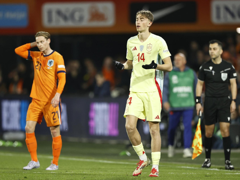 Dean Huijsen de España hace un gesto al entrar al campo durante el partido de cuartos de final de la Liga de Naciones de la UEFA entre Países Bajos y España, en Róterdam, Países Bajos, el 20 de marzo de 2025.