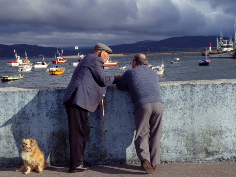 Dos jubilados en el Puerto de Camarinas, Galicia