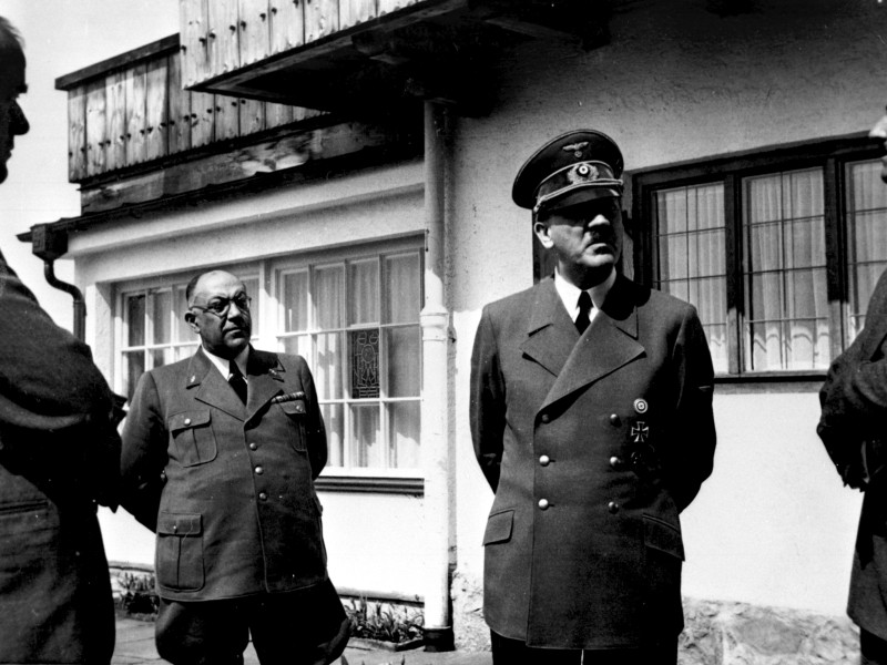 El doctor Morell y Adolf Hitler, en la terraza del Berghof