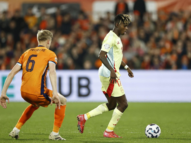 Jan-Paul van Hecke de los Países Bajos (izq.) en acción contra Nico Williams de España durante el partido de cuartos de final de la Liga de Naciones de la UEFA entre los Países Bajos y España, en Róterdam, Países Bajos, el 20 de marzo de 2025.