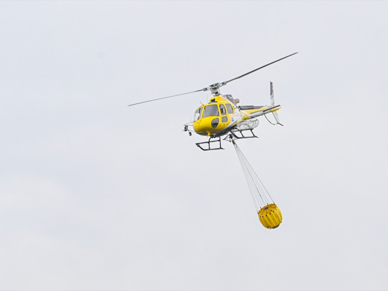 Operativos trabajan en el incendio forestal de Jaizkibel, en Pasaia