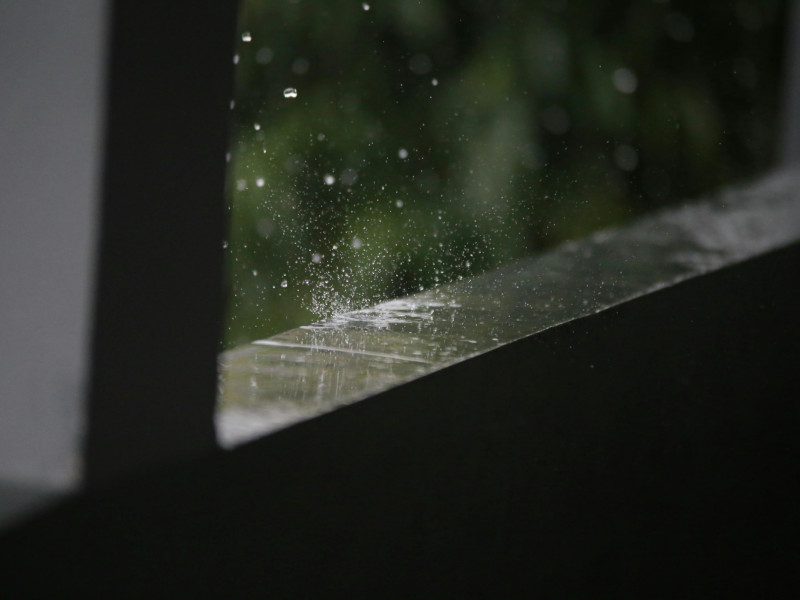 La lluvia cayendo sobre el muro de una vivienda que puede generar daños estructurales en un edificio por problemas de humedad y filtraciones