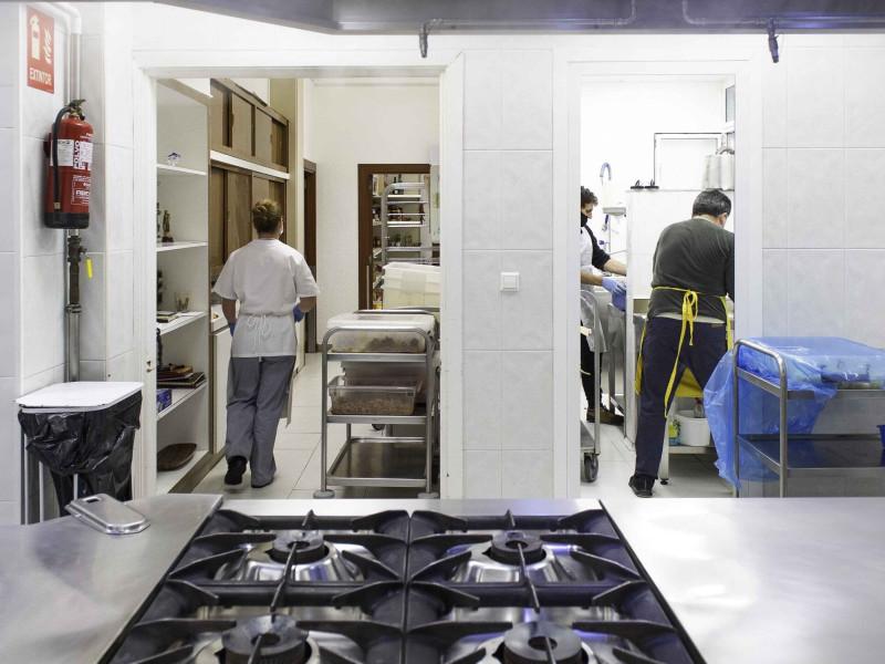 Cocineros trabajando en la Cocina Económica de Oviedo