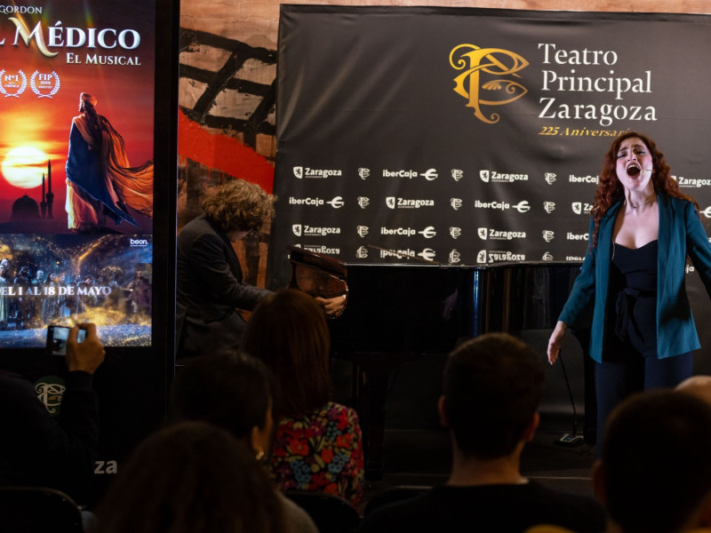 Alba Cuartero cantando una de sus canciones en 'El Médico', en el Teatro Principal.