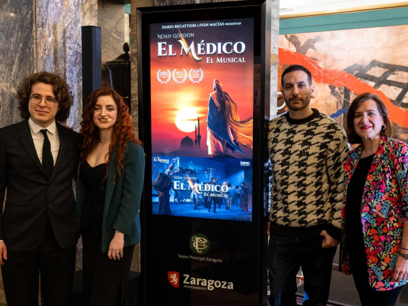 El director artístico de 'El Médico', junto a Alba Cuartero y la consejera de Cultura Sara Fernández.