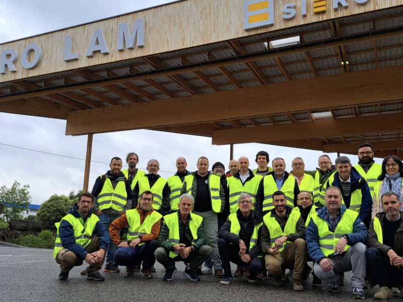 Trabajadores, delante de las instalaciones del Grupo Siero