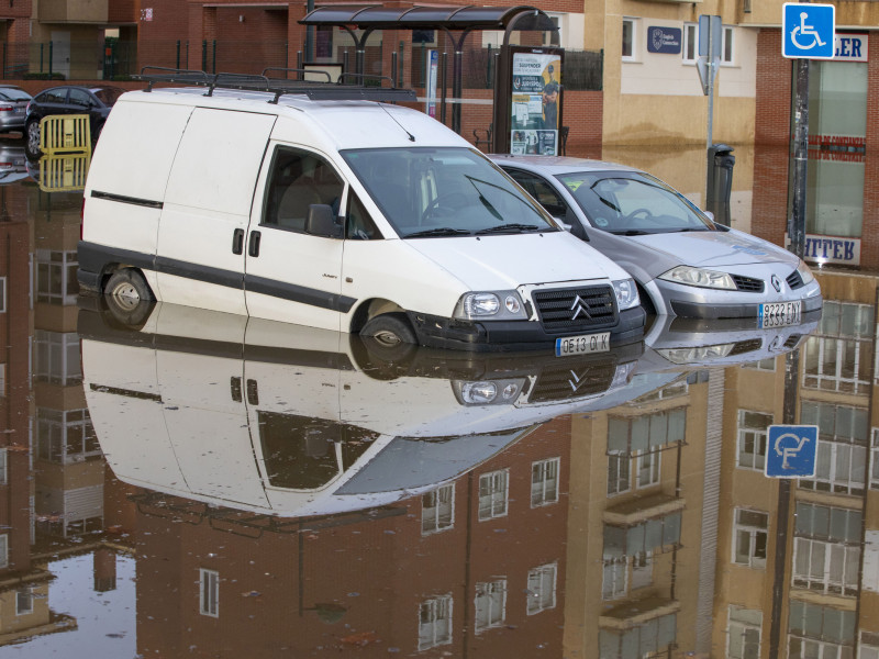 Las intensas lluvias provocan el desbordamiento del río Adaja a su paso por Ávila