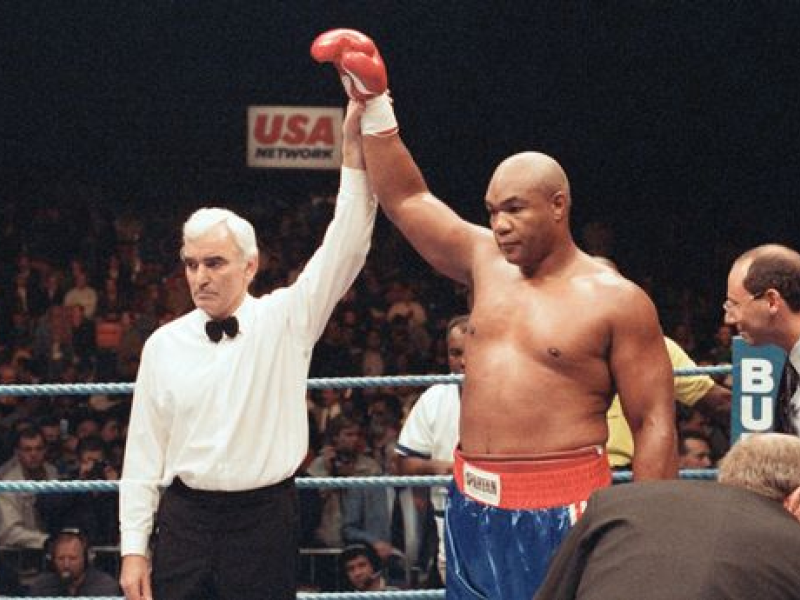 George Foreman fue con 45 años el boxeador con más edad campeón de los pesados.