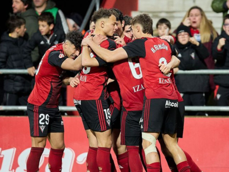 Los futbolistas del Mirandés celebran el triunfo contra el Racing