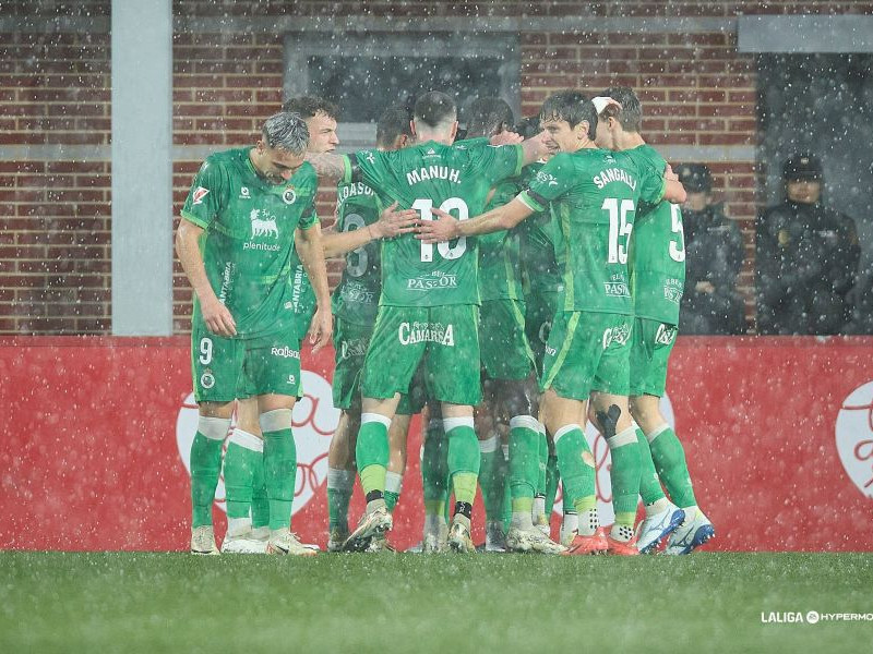 Los jugadores del Racing de Santander celebran su gol ante el Mirandés